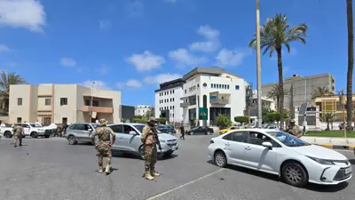 قوات الأمن تتمركز عند نقطة تفتيش في طرابلس