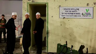 أشخاص ينظرون إلى أضرار عملية مجدل شمس