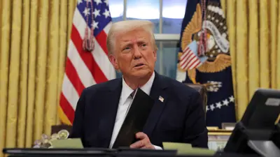 ترامب خلال توقيع أوامر تنفيذية