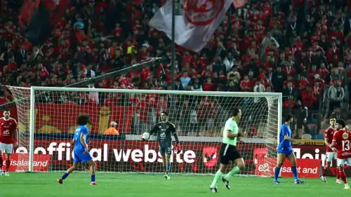 الحكم محمود ناجي خلال مباراة الأهلي وسموحة