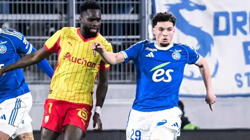 سمير المرابط (يمين) في مباراة سترازبورغ ولانس