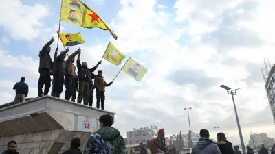 أكراد يحتفلون بإسقاط الأسد في القامشلي