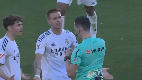 الحكم مع لاعبي ريال مدريد في لقاء مايوركا