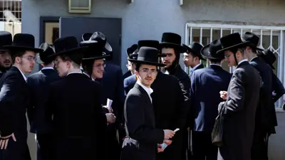 أفراد من الحريديم أمام مكتب تجنيد للجيش الإسرائيلي