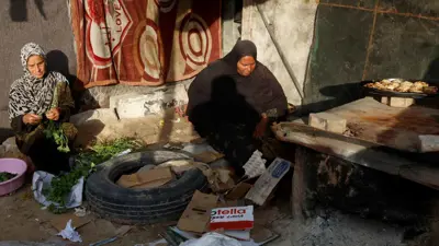 سيدتان من غزة وسط ظروف مأساوية