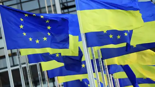 أعلام الاتحاد الأوروبي والعلم الأوكراني.