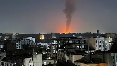 أعمدة دخان تتصاعد من موقع تعرض للقصف