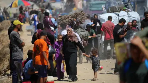 فلسطينيون ينزحون من مدينة غزة