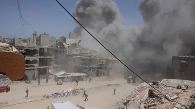 تصاعد الدخان إثر غارة إسرائيلية على منزل غرب جباليا، شمال قطاع غزة