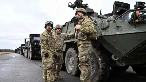 جنود أمريكيون بجوار مركبة قتالية أثناء استعدادهم للانتشار في رومانيا