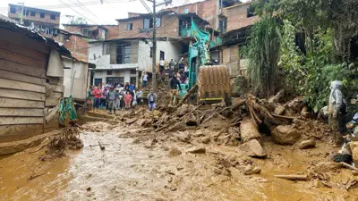 جانب من آثار الانزلاق الأرضي