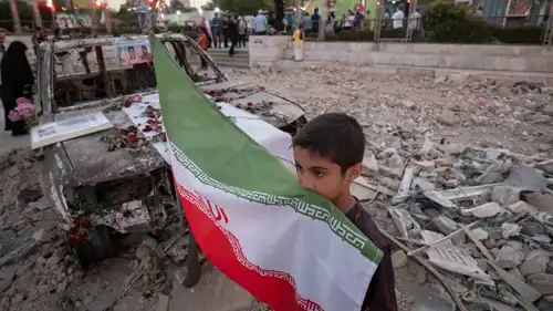 طفل إيراني قرب موقع انفجار إثر غارة إسرائيلية