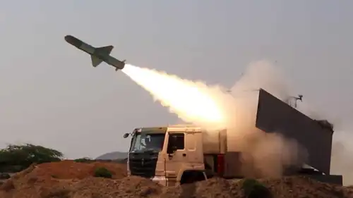  إطلاق صاروخ خلال مناورة لعناصر من الحرس الثوري الإيراني