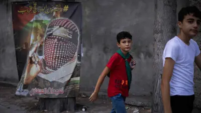 صورة الناطق باسم كتائب القسام أبو عبيدة في مخيم بلبنان