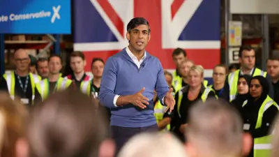 رئيس الوزراء البريطاني ريشي سوناك يلقي كلمة خلال زيارة مصنع أثناء حملته في منطقة ميدلاندز، في ستوك