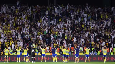 احتفال نجوم النصر مع الجمهور عقب الفوز على ضمك