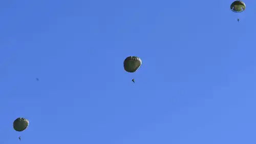 لقطة لجنود مظليين