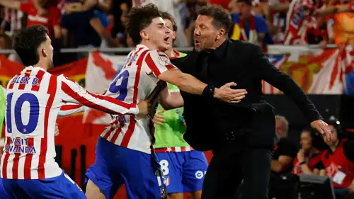 جوليان ألفاريز مع دييغو سيميوني