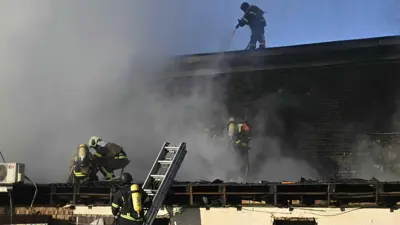 رجال إنقاذ أوكرانيون في كييف بعد غارات روسية