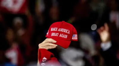 الشعار على قبعة خلال الحملة الانتخابية