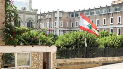 علم لبنان يرفرف في مدرسة فرير ساكر كور في بيروت