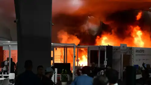 جانب من الحريق في مقر مؤتمر المناخ