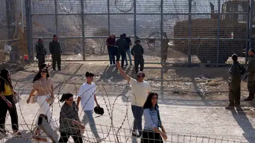 - أفراد من الطائفة الدرزية السورية يعبرون إلى مرتفعات الجولان