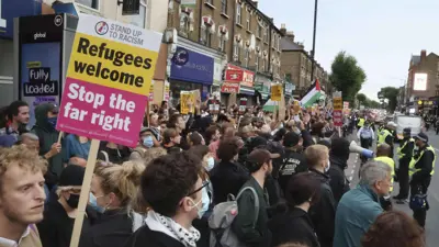 بريطانيون يتظاهرون ضد اليمين المتطرف