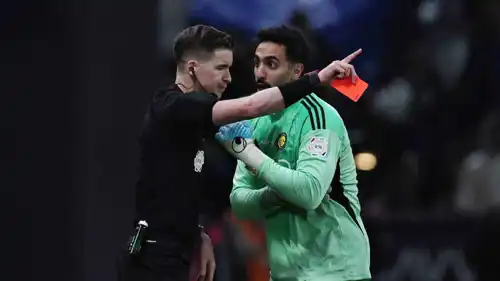 طرد نواف العقيدي حارس النصر في لقاء الهلال