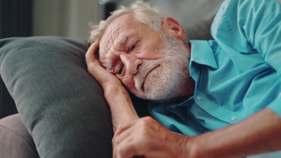 رجل كبير في السن مصاب بالخرف