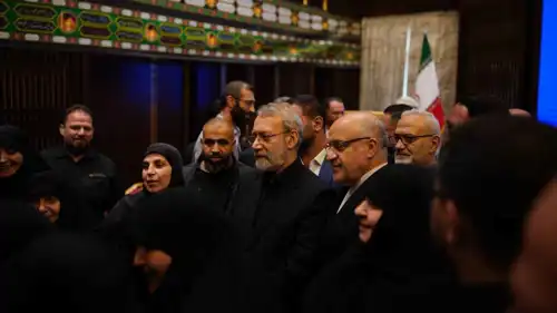 لاريجاني خلال زيارته ضريح حسن نصرالله