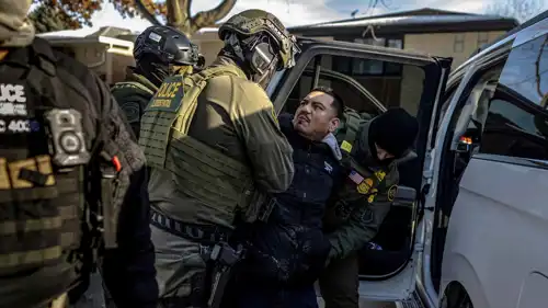 عملاء فيدراليون خلال مداهمة سابقة للهجرة