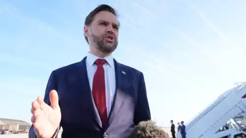 دي فانس يتحدث للصحافة قبل توجهه إلى باكستان