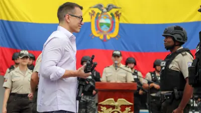 رئيس الأوكوادور أثناء تسليح الجيش (أرشيفية)