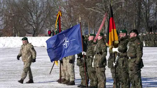 جنود ألمان يرفعون أعلام حلف شمال الأطلسي (الناتو) والأعلام الألمانية 