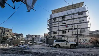 مركبة تابعة للأمم المتحدة في محيط مستشفى كمال عدوان