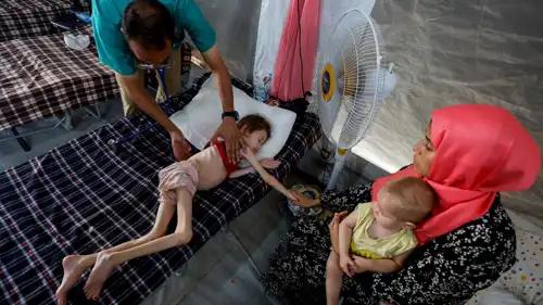 طبيب يفحص طفلة في غزة