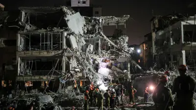 آثار سقوط صاروخ إيراني في في رامات جان الإسرائيلية