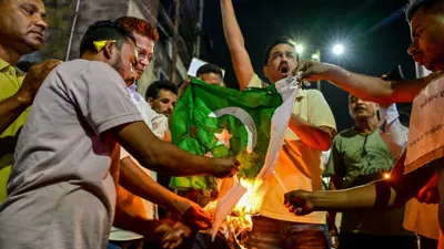 محتجون هنود يحرقون العلم الباكستاني ردا على هجوم كشمير