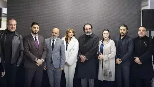 فريق عمل المسلسل مع مسؤولين من وزارة الاقتصاد