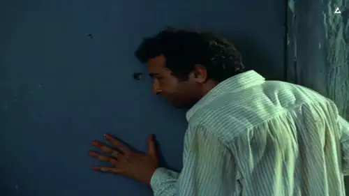 الفنان الراحل نور الشريف بمشهد من فيلم الكرنك