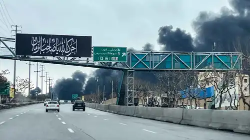 دخان يتصاعد إثر قصف على طهران