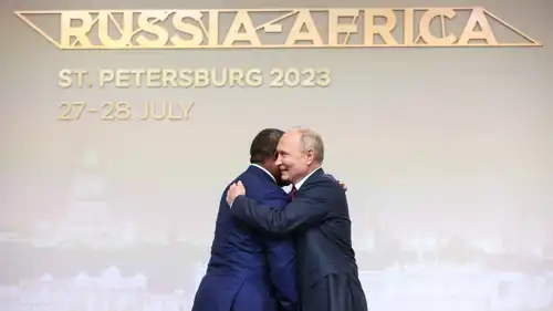 فلاديمير بوتين خلال حفل الترحيب في القمة الروسية الأفريقية