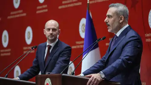 وزير الخارجية الفرنسي جان نويل بارو، ونظيره التركي هاكان فيدان