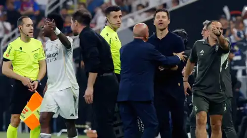 مشادة تشابي ألونسو مع سيميوني في مباراة ريال مدريد وأتلتيكو مدريد