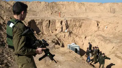 جندي إسرائيلي قرب أحد أنفاق حماس في غزة