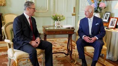 ملك بريطانيا تشارلز يتحدث مع السير كير ستارمر، حيث دعاه لتشكيل حكومة جديدة