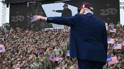 ترامب أمام الجنود في فورت براغ