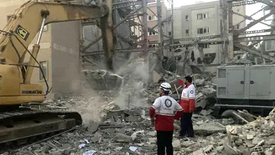 فرق الإنقاذ التابعة له وهم يزيلون الأنقاض من مبنى دُمّرَ خلال هجوم إسرائيلي في طهران