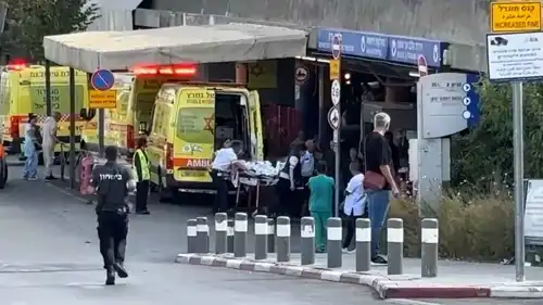 فرق الإسعاف في موقع العملية